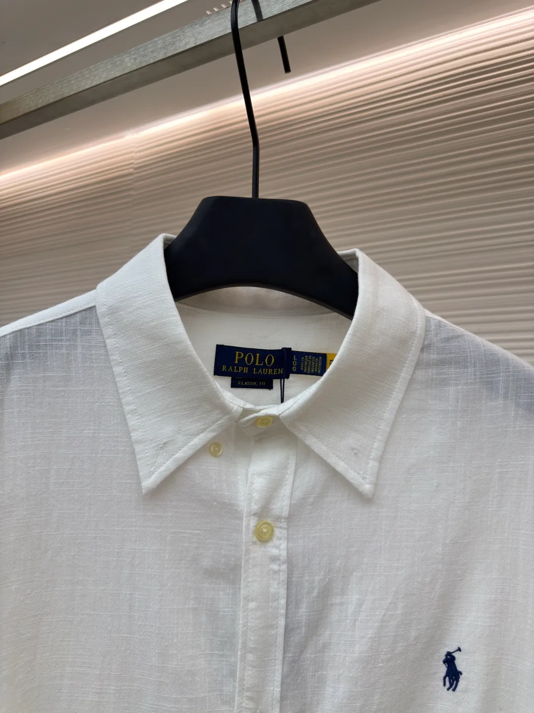 Ralph Lauren embroidered linen shirt ●Original version: Purchased and developed at 1690 ●Item number: 1680732-A75 ●Material: linen fabric ●Technology: embroidery production ●Version: fitted version ●Weight: about 235 grams ●Size: S-M-L-XL ●Description: Selected high-quality linen material with natural texture and breathability, tight and smooth, comfortable and skin-friendly, elegantly presented with a deep ink color The exquisite red pony mark is embellished, like a smart flame in the dark night. The clever design of the outer I-shaped pleated split back shoulder adds a sense of agility and detachment, and contains the soul of fashion in a minimalist shape. Adopt imported machine embroidery technology, use advanced computer control system and precision mechanical components to achieve the iconic pony embroidery operation with high precision and smooth and delicate lines. Adopting side-turning and embedded clamping stitching technology, it is smooth and tidy. The fabrics have been carefully washed and have a better feel and texture. They are not easy to deform, shrink or fade, and maintain long-term beauty. The overall wiring is straight and delicate, the fabric is comfortable and soft, and the color is consistent without color difference. It can be matched with the same style to create a fashionable look and control various occasions. Customized accessories, complete with three standards, same style for men and women!
